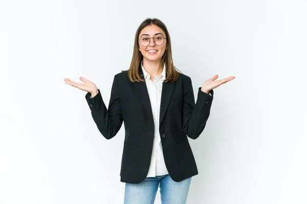 Giovane Donna Affari Caucasica Scala Con Braccia Sente Felice Fiducioso — Foto Stock