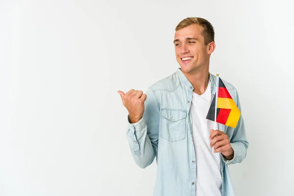 Beyaz Arka Planda Izole Edilmiş Bir Alman Bayrağı Taşıyan Genç — Stok fotoğraf