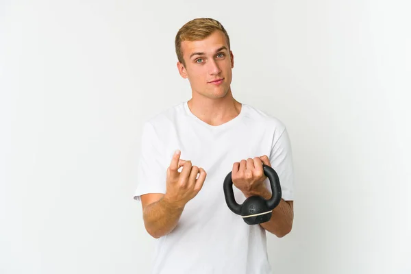 Jeune Homme Caucasien Tenant Une Kettlebell Isolé Sur Fond Blanc — Photo