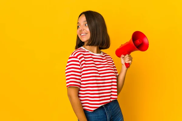 Jovem Hispânica Segurando Megafone Olha Para Lado Sorridente Alegre Agradável — Fotografia de Stock