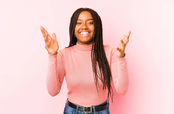 Jong Afrikaans Amerikaans Vrouw Geïsoleerd Een Roze Achtergrond Het Ontvangen — Stockfoto