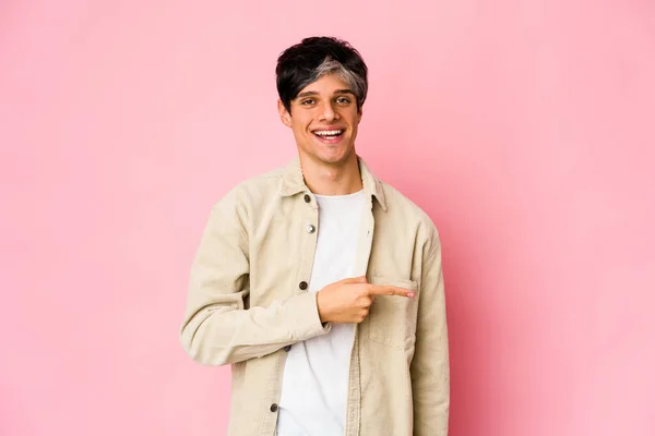 Jovem Hispânico Magro Sorrindo Apontando Para Lado Mostrando Algo Espaço — Fotografia de Stock