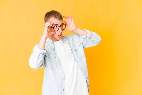 Joven Caucásico Guapo Hombre Mantener Los Ojos Abiertos Para Encontrar — Foto de Stock