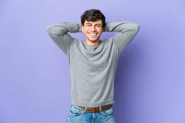 Jonge Koele Man Voelt Zich Zelfverzekerd Met Handen Achter Het — Stockfoto