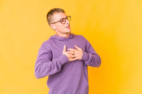 Junger Kaukasischer Gutaussehender Mann Mit Freundlichem Gesichtsausdruck Der Die Handfläche — Stockfoto