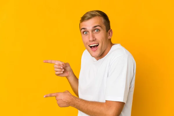 Jovem Caucasiano Bonito Homem Animado Apontando Com Dedos Indicador Distância — Fotografia de Stock