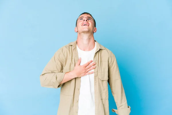 Ung Kaukasiska Stilig Man Skrattar Högt Hålla Handen Bröstet — Stockfoto