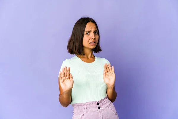 Junge Frau Mit Gemischter Rasse Weist Eine Geste Des Abscheus — Stockfoto