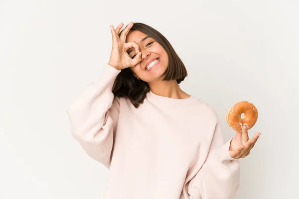 Joven Mujer Hispana Comiendo Una Rosquilla Excitada Manteniendo Gesto Bien —  Fotos de Stock