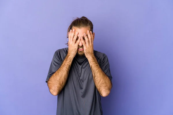 Hombre Joven Con Pelo Largo Mirada Persona Señalando Mano Espacio — Foto de Stock