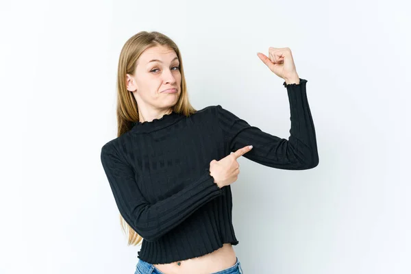 Jeune Femme Blonde Isolée Sur Fond Blanc Montrant Geste Force — Photo