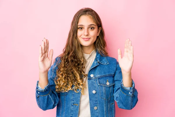 Mulher Caucasiana Jovem Segurando Algo Pouco Com Dedos Indicador Sorrindo — Fotografia de Stock