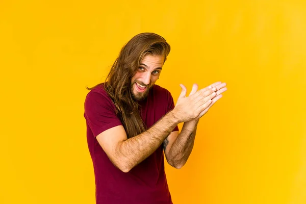 Młody Człowiek Długimi Włosami Wygląda Energicznie Komfortowo Pocierając Ręce Pewnie — Zdjęcie stockowe