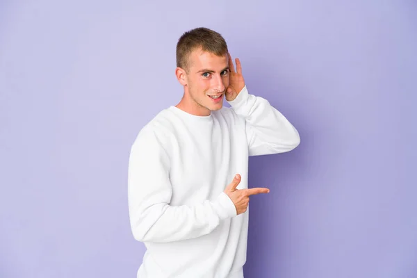 Jeune Homme Beau Caucasien Essayant Écouter Potins — Photo