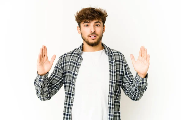 Ung Arabisk Man Vit Bakgrund Håller Något Lite Med Pekfingrar — Stockfoto