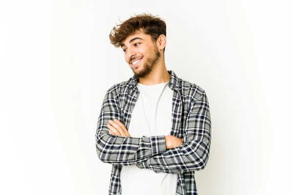 Young Arab Man White Background Smiling Confident Crossed Arms — Stock Photo, Image