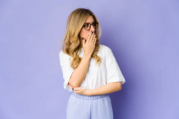 Giovane Donna Bionda Caucasica Sbadiglia Mostrando Gesto Stanco Che Copre — Foto Stock