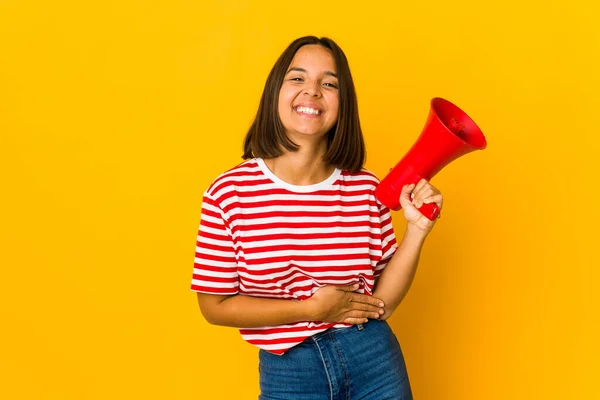 Jonge Latino Vrouw Met Een Megafoon Lachen Plezier — Stockfoto