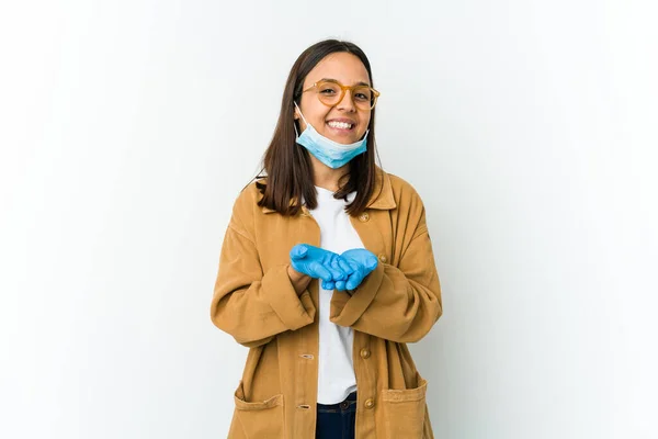 Jovem Mulher Latina Usando Uma Máscara Para Proteger Covid Isolado — Fotografia de Stock