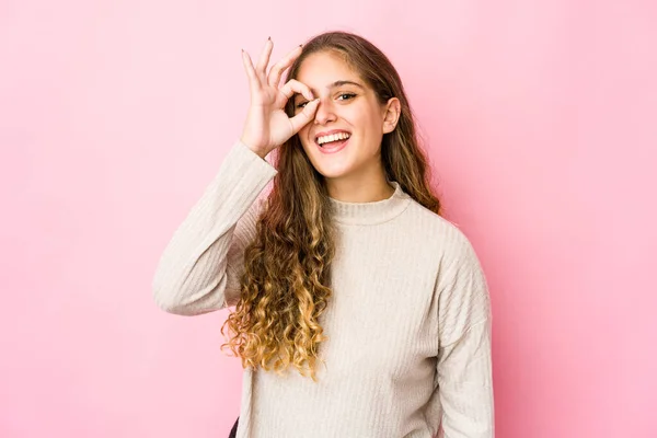 Joven Mujer Caucásica Emocionado Mantener Gesto Bien Ojo — Foto de Stock