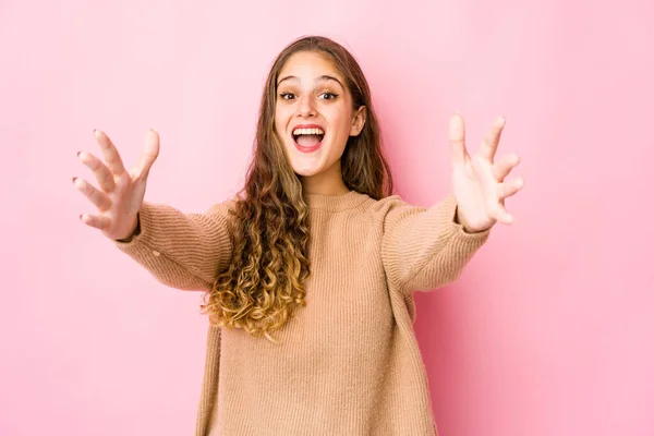 Jeune Femme Caucasienne Célébrant Une Victoire Succès Est Surpris Choqué — Photo