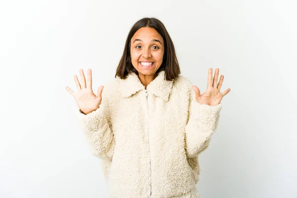 Junge Mischlingshündin Zeigt Nummer Zehn Mit Händen — Stockfoto