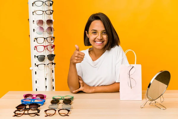 Mujer Hispana Joven Probándose Gafas Aisladas Sonriendo Levantando Pulgar Hacia —  Fotos de Stock