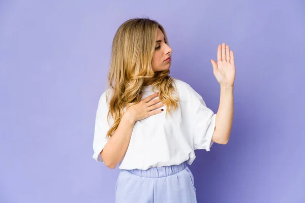 Giovane Donna Bionda Caucasica Che Presta Giuramento Mettendo Mano Sul — Foto Stock