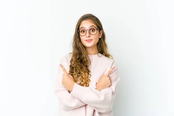 Joven Mujer Caucásica Señala Lado Está Tratando Elegir Entre Dos — Foto de Stock