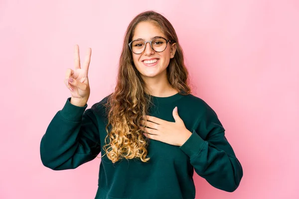 Jovem Caucasiana Fazendo Juramento Colocando Mão Peito — Fotografia de Stock