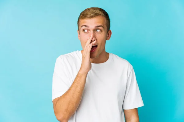 Junge Kaukasier Schöner Mann Schreit Aufgeregt Nach Vorne — Stockfoto