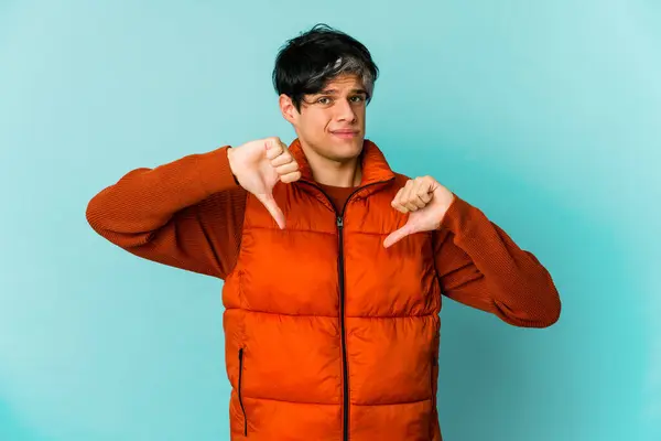 Jovem Homem Hispânico Magro Posando Fundo Cor — Fotografia de Stock