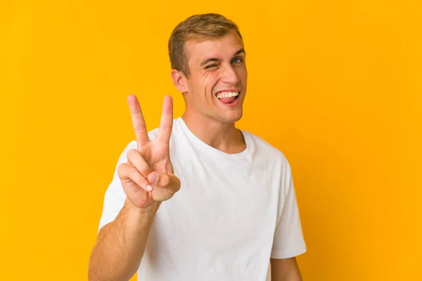 Junge Kaukasische Schöner Mann Zeigt Nummer Zwei Mit Fingern — Stockfoto