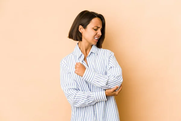 Giovane Donna Ispanica Isolato Massaggiare Gomito Soffrendo Dopo Brutto Movimento — Foto Stock