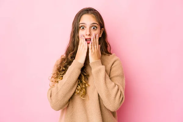 Giovane Donna Caucasica Scioccata Coprendo Bocca Con Mani Ansiosa Scoprire — Foto Stock