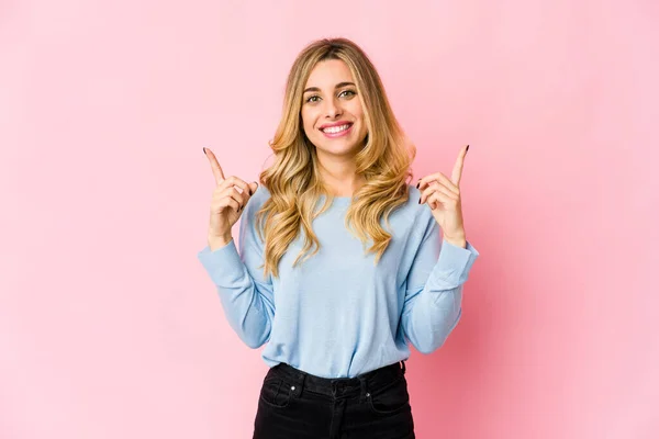 Ung Kaukasiska Blond Kvinna Skrattar Något Täcker Munnen Med Händer — Stockfoto