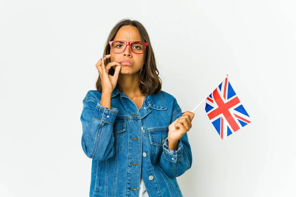 Młoda Latynoska Kobieta Trzyma Angielską Flagę Białym Tle Palcami Ustach — Zdjęcie stockowe