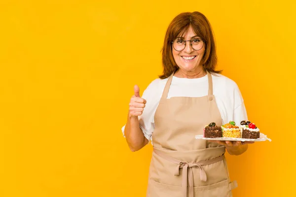 Edad Media Mujer Cocinera Caucásica Sonriendo Levantando Pulgar Hacia Arriba —  Fotos de Stock