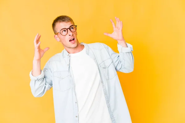 Joven Caucásico Guapo Hombre Gritando Cielo Mirando Hacia Arriba Frustrado —  Fotos de Stock