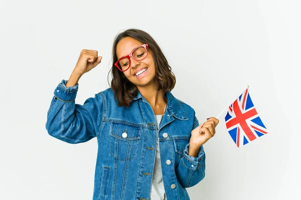 여성은 축하하는 배경에 영어로 깃발을 에너지와 점프하고 — 스톡 사진