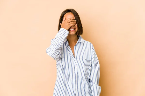 Mujer Hispana Joven Aislada Cubre Los Ojos Con Las Manos —  Fotos de Stock