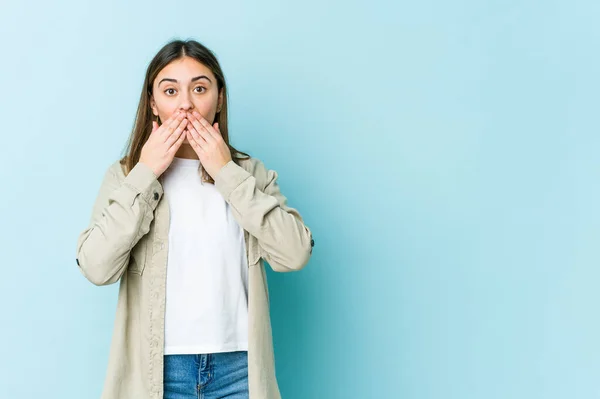 Beyaz Bir Kadın Elleriyle Ağzını Kapatırken Şok Oldu — Stok fotoğraf