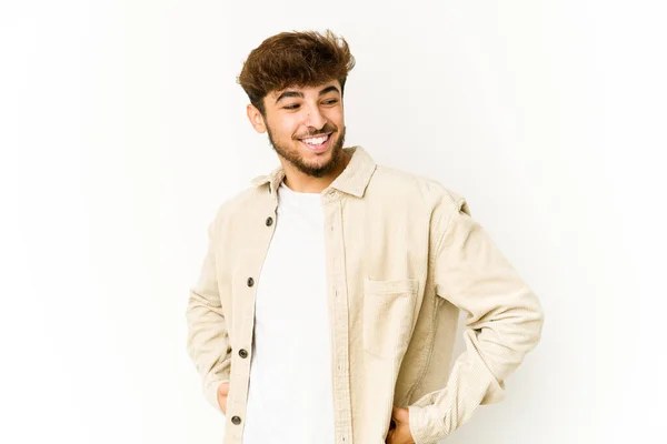 Mladý Arabský Muž Bílém Pozadí Šťastně Směje Baví Držet Ruce — Stock fotografie