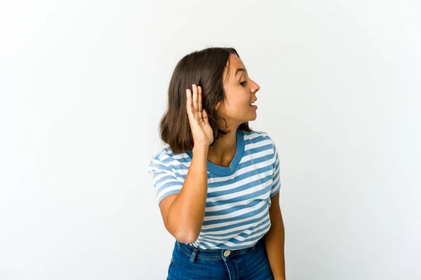 Młoda Mieszanka Rasy Kobieta Próbuje Słuchać Plotek — Zdjęcie stockowe