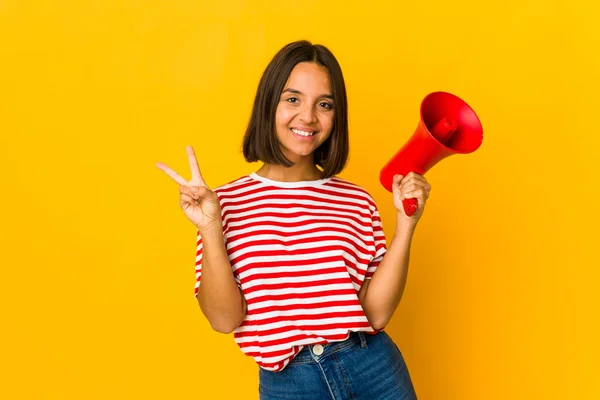 Jonge Spaanse Vrouw Met Een Megafoon Met Nummer Twee Met — Stockfoto