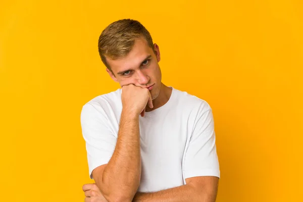 Junger Kaukasischer Gutaussehender Mann Der Traurig Und Nachdenklich Ist Wenn — Stockfoto