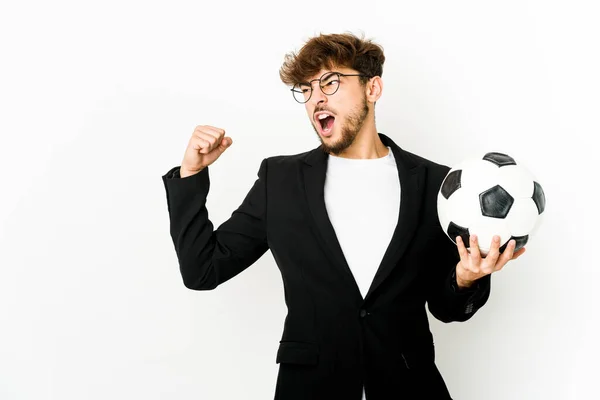 Jovem Treinador Futebol Indiano Isolado Levantando Punho Após Uma Vitória — Fotografia de Stock