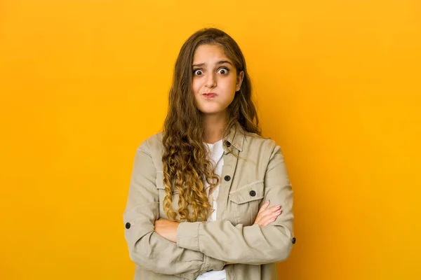 Jonge Blanke Vrouw Blaast Wangen Heeft Een Vermoeide Uitdrukking Gezichtsuitdrukking — Stockfoto