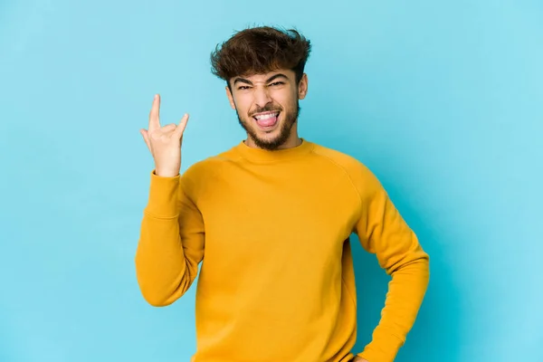 Ung Arabisk Man Blå Bakgrund Visar Rock Gest Med Fingrar — Stockfoto