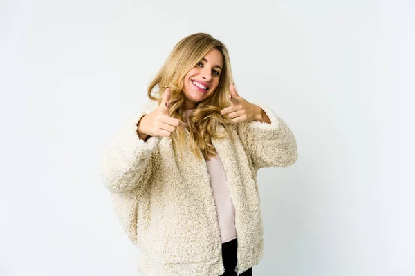 Jovem Mulher Loira Caucasiana Sorrisos Alegres Apontando Para Frente — Fotografia de Stock